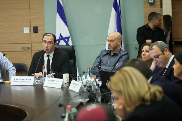 יו״ר ועדת חוק חוקה ומשפט, ח״כ שמחה רוטמן, במהלך ההצבעה על תיקון חוק יסוד השפיטה (צילום: יונתן זינדל/ פלאש90)