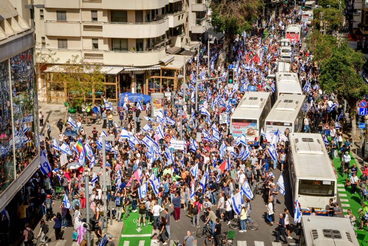מפגינים בתל אביב נגד הרפורמה במערכת המשפט (צילום: אבשלום ששוני/פלאש90)