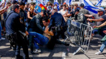 מפגינים בתל אביב נגד הרפורמה במערכת המשפט מתעמתים עם המשטרה (צילום: אריק מרמור/פלאש90)