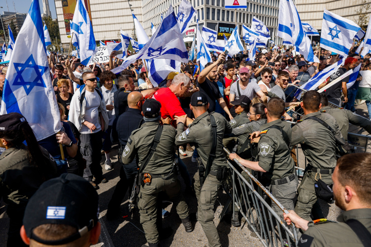 מפגינים בתל אביב נגד הרפורמה במערכת המשפט מתעמתים עם המשטרה (צילום: אריק מרמור/פלאש90)