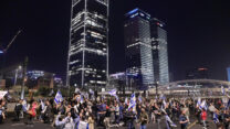 מפגינים נגד הרפורמה המשפטית חוסמים את איילון בתל אביב (צילום: תומר נויברג/ פלאש90)