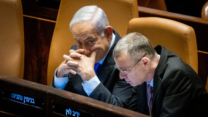 ראש הממשלה בנימין נתניהו ושר המשפטים יריב לוין (צילום: יונתן זינדל/ פלאש 90)
