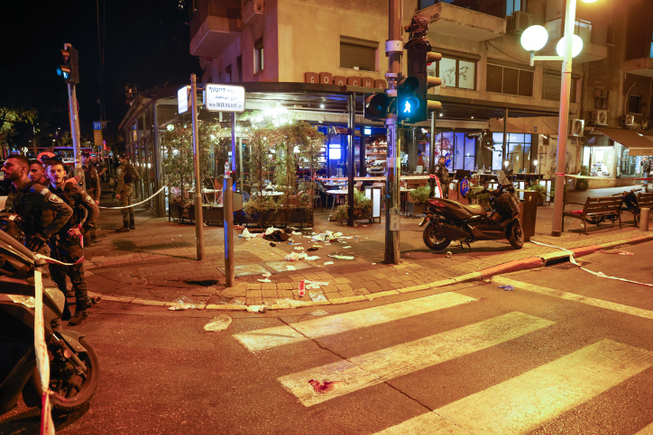 זירת הפיגוע ברחוב דיזנגוף בתל אביב (צילום אריק מרמור/פלאש90)
