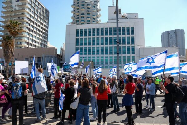 מפגינים נגד המהפכה המשפטית בתל אביב (צילום: גדעון מרקוביץ׳/ פלאש90)
