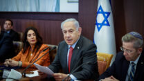 ראש הממשלה בנימין נתניהו בפתח ישיבת ממשלה (צילום: מרק ישראל סלם/ פלאש90)