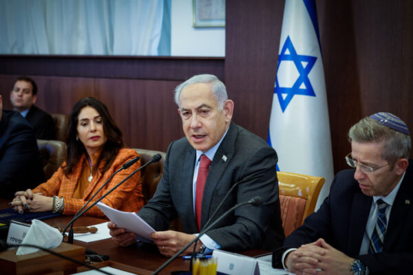 ראש הממשלה בנימין נתניהו בפתח ישיבת ממשלה (צילום: מרק ישראל סלם/ פלאש90)