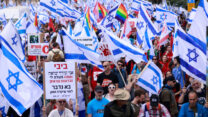 מפגינים מחוץ לכנסת במחאה על הרפורמה במערכת המשפטית (צילום: אריק מרמור/פלאש90)