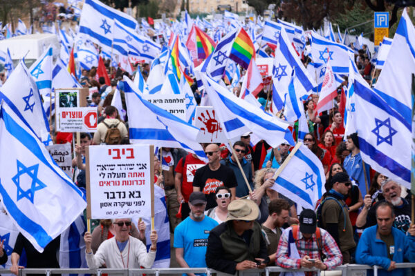 מפגינים מחוץ לכנסת במחאה על הרפורמה במערכת המשפטית (צילום: אריק מרמור/פלאש90)