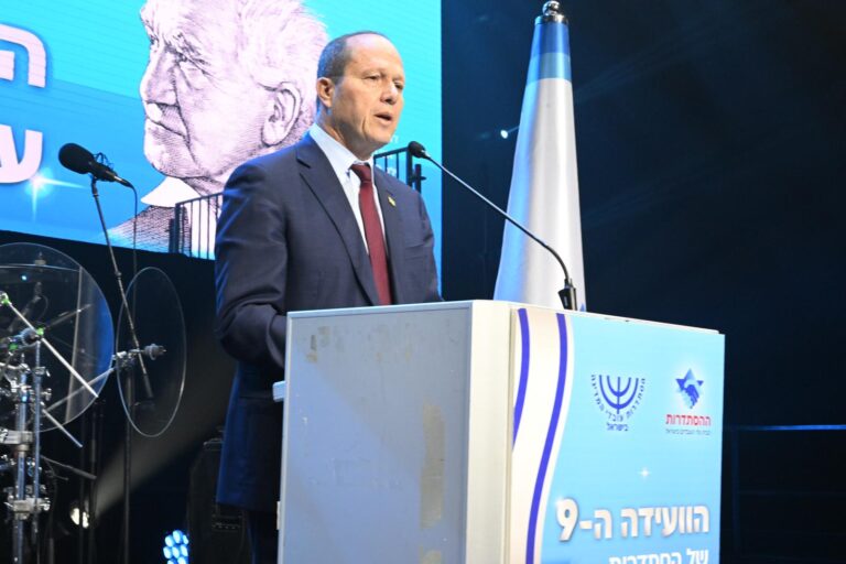 שר הכלכלה ניר ברקת בנאום בוועידה התשיעית של הסתדרות עובדי המדינה. ברקת דחה את הטענות של משרד האוצר למחסור, עיכוב במסירת דירות והיעדר יכולת ייצור בשוק הישראלי צילום: קובי קואנקס
