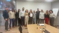 ועד עובדי האיגוד לפיקוח וטרינרי ונציגי ההסתדרות והאיגוד בחתימה על ההסכם הקיבוצי (צילום: דוברות ההסתדרות)