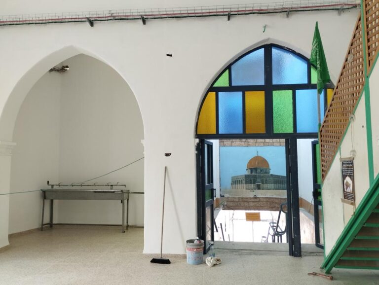 הכניסה למסגד שנמצא בשיפוצים (צילום: צח בר תור)