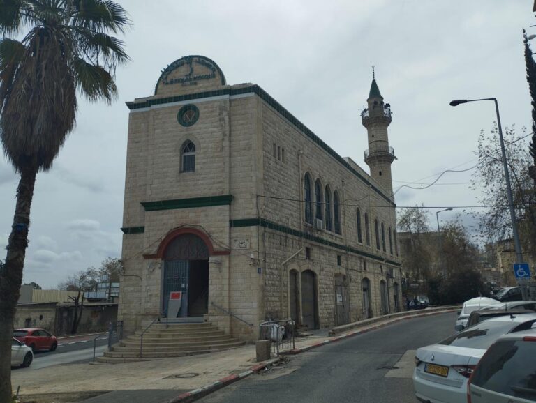 המסגד. בין שני רחובות הומים (צילום: צח בר תור)