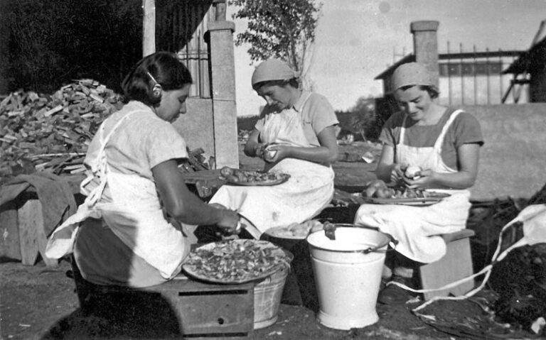 Pioneering women peeling onions. (Photo: Bitmuna, Nadav Mann)
