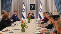 פגישת המו"מ הראשונה בבית הנשיא בין נציגי הליכוד, המחנה הממלכתי ויש עתיד (קובי גדעון/ לע״מ)