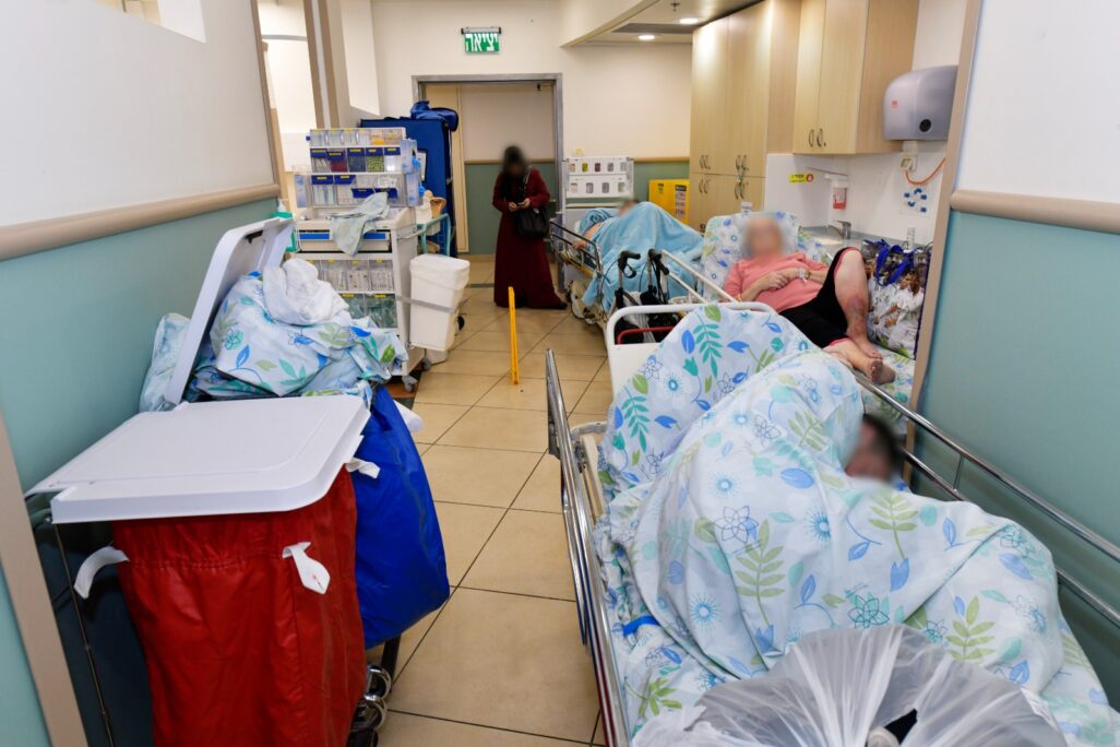 חולים מאושפזים במסדרונות (צילום: המרכז הרפואי לגליל נהריה)