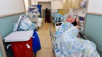 חולים מאושפזים במסדרונות (צילום: המרכז הרפואי לגליל נהריה)