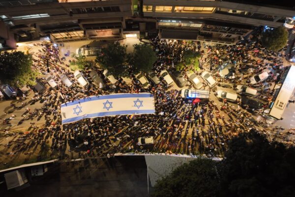 המפגינים מחוץ למספרה בה שוהה אשת ראש הממשלה שרה נתניהו בתל אביב (צילום: אור אדר)