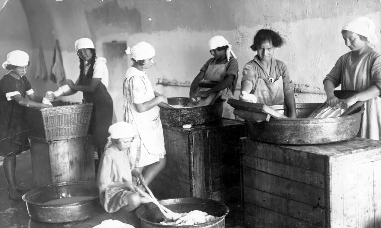 Workers doing laundry. (Photo: Bitmuna, Shafia Album)