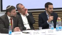 שר האוצר סמוטריץ', מנכ"ל המשרד וראש אגף התקציבים מציגים את תקציב המדינה לשנות 2023-2024 (צילום מסך: לע"מ)
