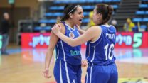 צליל וטורי נופר שלום חוגגות את ניצחון רמת גן על אשדוד (צילום: מנהלת הליגות לכדורסל נשים)