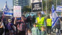 ג'סיקה סאקס (משמאל) משפחת סנטורי-סאקס בהפגנת מחאה בגבעת שמואל נגד הרפורמה במערכת המשפט (צילום: ניצן צבי כהן)