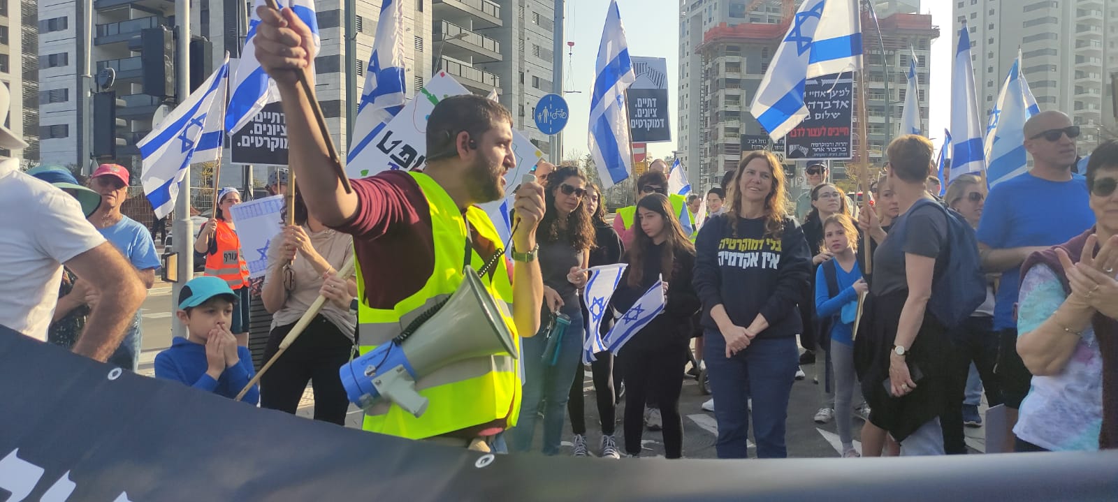 הפגנה בגבעת שמואל נגד הרפורמה במערכת המשפט (צילום: ניצן צבי כהן)