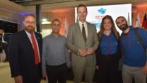 נציגי הנוער העובד והלומד עם שגריר גרמניה בישראל שטפן זייברט, מנכ"ל ההסתדרות דודו בצלאל ופיטר לרנר, מנכ״ל האגף לקשרים בינלאומיים (צילום: דוברות ההסתדרות)