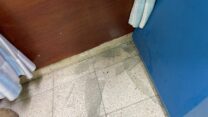 חלון שנשבר מאבן שנזרקה לאולם בו נאם השר ניר ברקת (צילום: דובר שר הכלכלה)