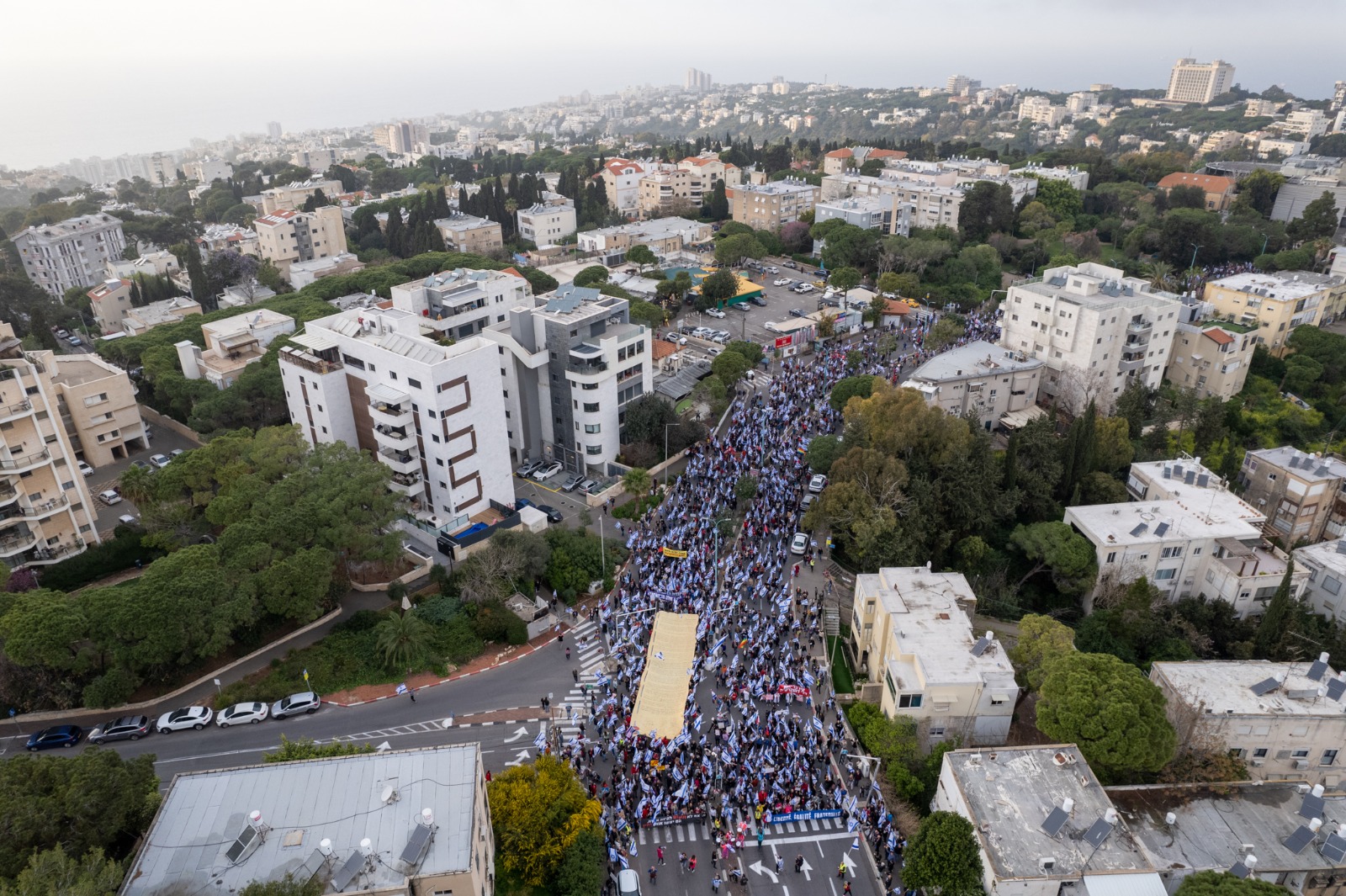 אלפי אנשים מפגינים בחיפה (צילום: עמרי רוזנברג)