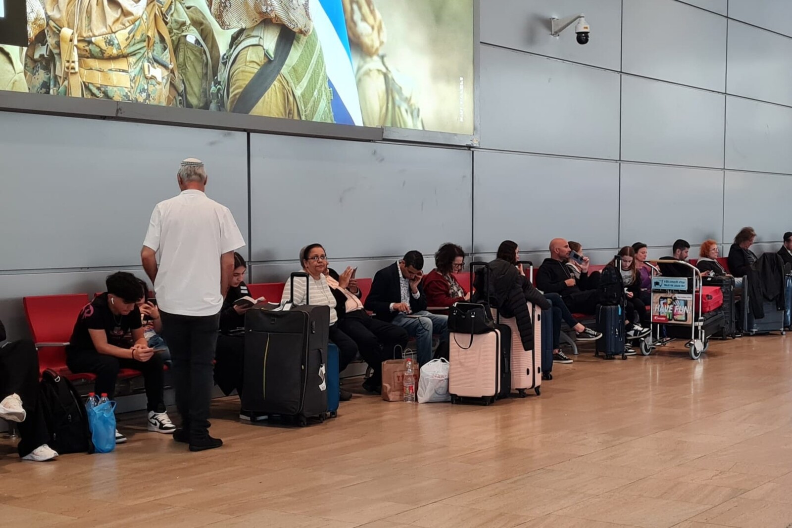 ממתינים למידע בשדה התעופה (צילום: הדס יום טוב)