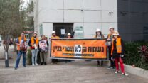 פעילי תנועת "מעגלי צדק" מוחים מול משרדי החברה הקבלנית צליח-רוטשילד בע"מ בתל אביב (צילום: אריאל כהן)