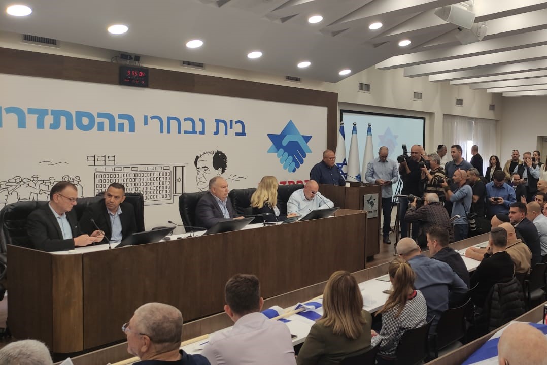 Histadrut Chairman Arnon Bar-David announces the general strike alongside the heads of employers’ organizations (Photo: Nizzan Zvi Cohen).