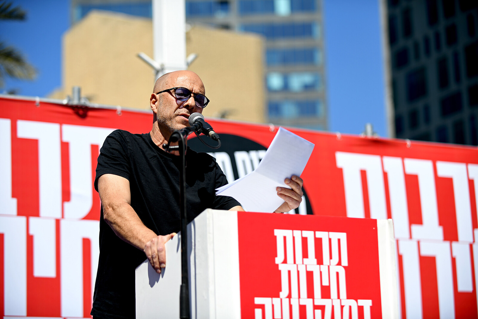השחקן דרור קרן בהפגנה (צילום: רן ביר)