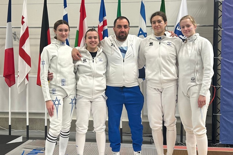 ניקול פייגין (שנייה משמאל) עם נבחרת הנערות בסייף באליפות אירופה (צילום: באדיבות איגוד הסיוף)