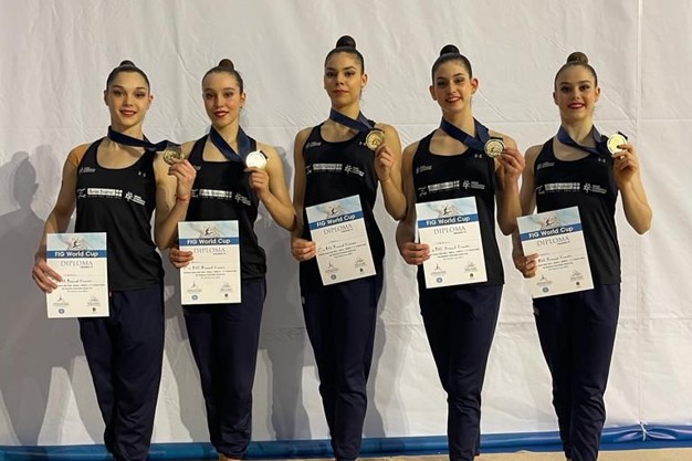 נבחרת ישראל בהתעמלות אמנותית זוכות במדליית הזהב בגביע העולם ביוון (צילום: באדיבות איגוד ההתעמלות בישראל)