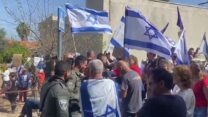 הפגנה מול הצימר של בן גביר (צילום מסך: רשתות חברתיות)