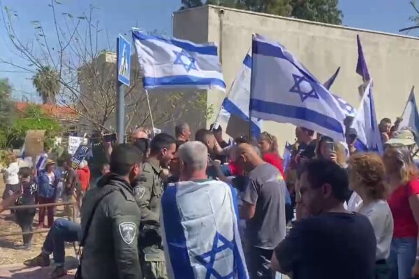 הפגנה מול הצימר של בן גביר (צילום מסך: רשתות חברתיות)