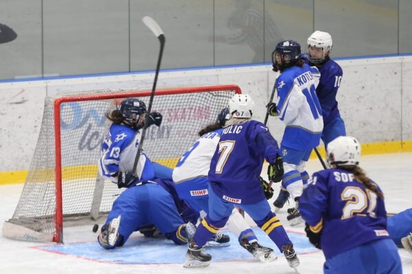 נבחרת הנשים של ישראל בהוקי קרח, מנצחת את באליפות העולם דרג ג' (צילום: נמרוד גליקמן)