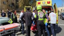 כוחות הצלה מפנים לבית החולים את האישה שנפצעה בשריפה בירושלים (צילום: מגן דוד אדום)