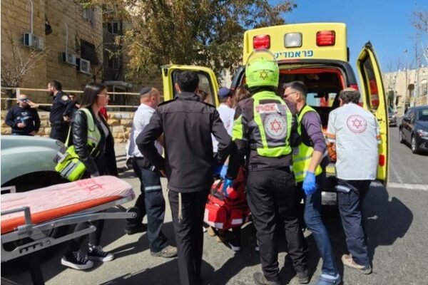 כוחות הצלה מפנים לבית החולים את האישה שנפצעה בשריפה בירושלים (צילום: מגן דוד אדום)