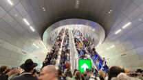מפגינים בעד ונגד הרפורמה המשפטית בתחנת הרכבת ירושלים נבון, ביום בו התקיימו בירושלים שתי הפגנות גדולות, בעד הרפורמה ונגדה (צילום: סוניה גרשפט)