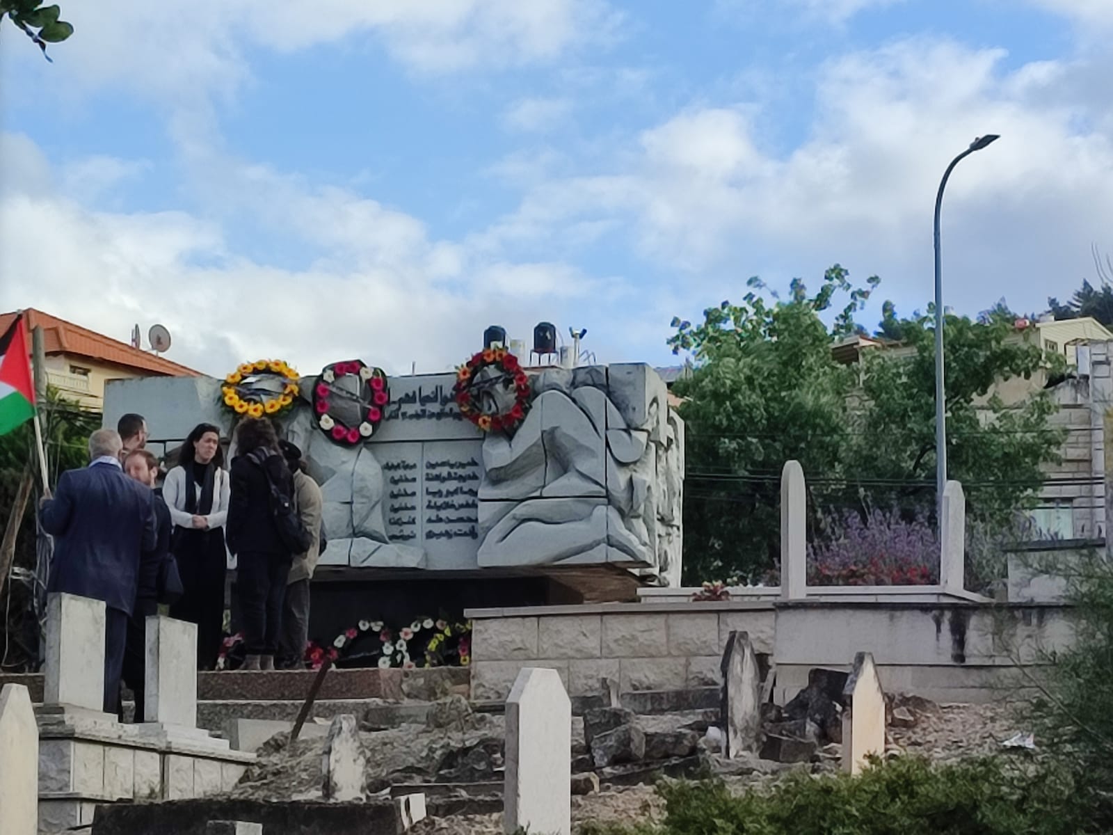 האנדרטה להרוגי יום האדמה בסכנין עם זרים שהונחו עליה בתום צעדה לציון 47 שנים ליום האדמה (צילום: יניב שרון)