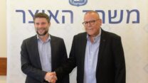 יו"ר ההסתדרות ארנון בר-דוד (מימין) ושר האוצר בצלאל סמוטריץ' (צילום ארכיון: דוברות ההסתדרות)