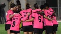 שחקניות מ.כ.נ רמת השרון (צילום: מושיק אושרי, אס"א ת"א)