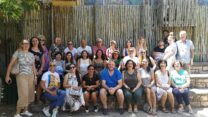 קטי שגב (משמאל) וכיתת האולפן שלה (צילום : אלבום פרטי)