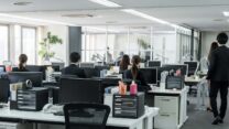 נשים וגברים במשרד (צילום אילוסטרציה: Shutterstock)
