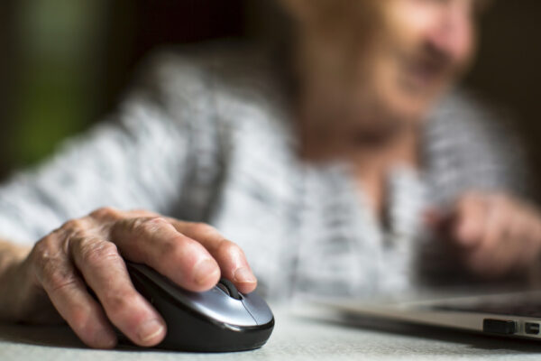 קשיש מול מחשב (צילום אילוסטרציה: Shutterstock)