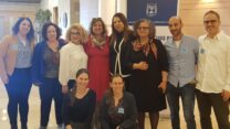 יו"ר איגוד העובדים הסוציאליים ענבל חרמוני (במרכז) וח"כ עאידה תומא-סלימאן (שלישית מימין) בכינוס יום העובד הסוציאלי בכנסת (צילום: דוברות ח"כ עאידה תומא סלימאן)