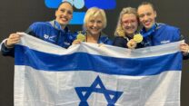 אריאל נשיא ושלי בובריצקי עם המאמנות סבטה בלכר ואנה טרס, ומדליות הזהב בגביע העולם בקנדה (צילום: איגוד השחייה בישראל)
