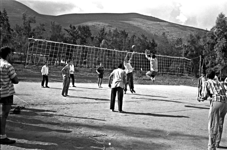 משחקים כדורעף במוסד החינוכי גלבוע, בית אלפא, 1963 (צילום: אליעזר סקלרץ)